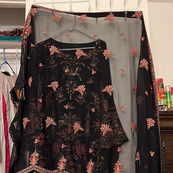 Sold!!! Indian/Pakistani Suit. 3piece pakistani suit. Branded. - Picture 8 of 15